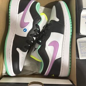 Nike Air Jordan 1 Low Green Glow Violet Shock size 5Y